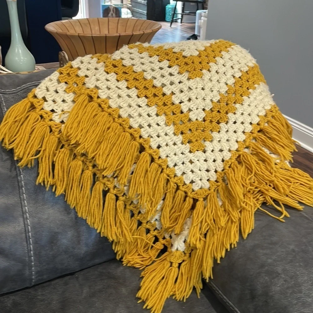 Vintage Beautiful Crochet blanket Afghan 4..5 ft x 4.5 Comfy Cozy Granny Square